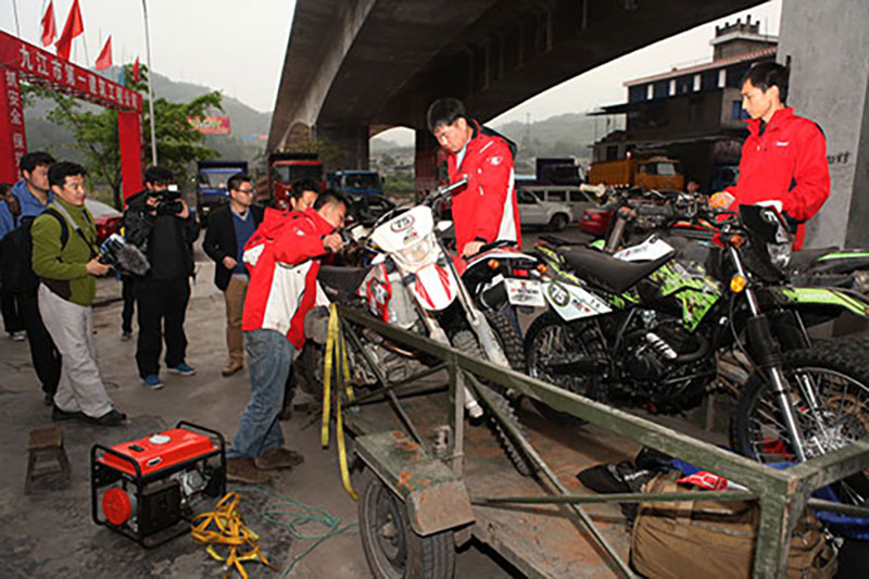 蜜汁噜噜久久噜噜久久久摩托雅安抗震救灾纪实