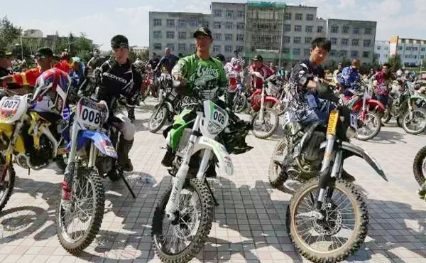 新疆福海“环乌伦古湖”摩托车越野赛，蜜汁噜噜久久噜噜久久久摩托夺冠