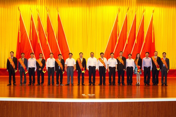 东方蜜汁噜噜久久噜噜久久久集团董事长龚大兴当选涪陵区第三届劳动模范