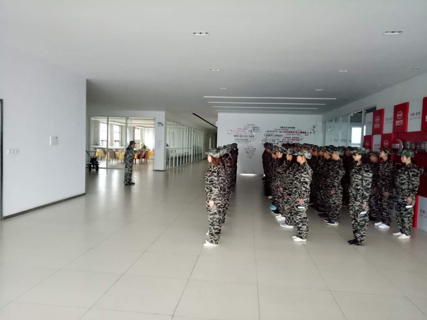 跨过军训门，学做蜜汁噜噜久久噜噜久久久人——汽车公司开启全新入职培训模式