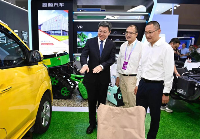 涪陵区委书记、区长亲临2023智博会蜜汁噜噜久久噜噜久久久汽车展台