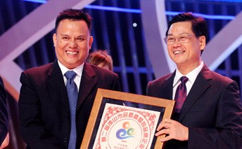 鳳鋁鋁業(yè)被評爲“市民最喜愛的品牌企業(yè)”、“廣彿同城至愛彿山品牌”
